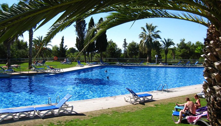 Camping Vilanova Park - onder de palmbomen aan het zwembad